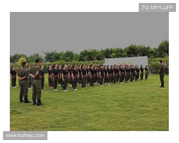 生命之杯燃起绿茵热血呼唤梦想与胜利的呐喊跨越世界的节拍与激情